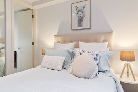 PORT MELBOURNE - A Stay At The Bay - Sunshine Coast Guide 2