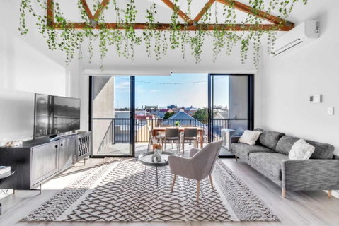 Portside Paradise - Steps Away From The Port - Sunshine Coast Guide 0