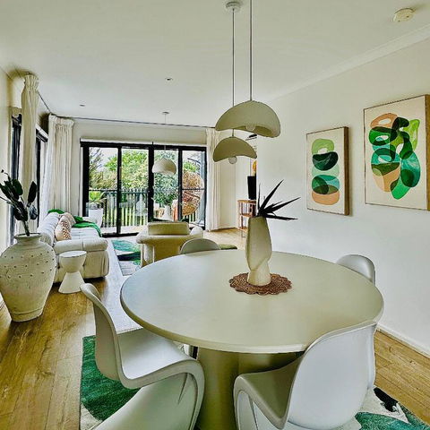 Position Perfection- Mornington - Sunshine Coast Guide 0