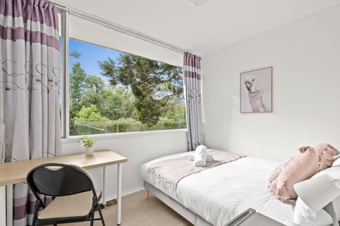 Quaint Queen Room - Central Location At Pymble - Shared Bathroom - Sunshine Coast Guide 0