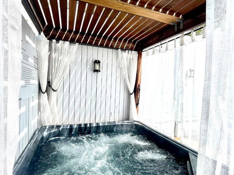 Private Outdoor Spa, Fire Pit - THE RETREAT COOLUM BEACH - Sunshine Coast Guide 3