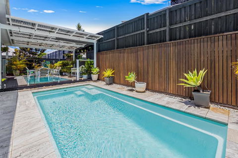 Premium 4-Bed Coastal Escape With BBQ And Pool - Sunshine Coast Guide 1