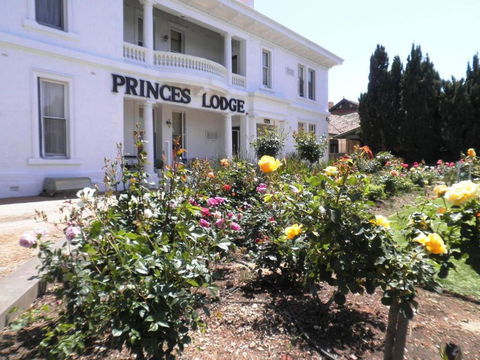 Princes Lodge Motel - Sunshine Coast Guide 0