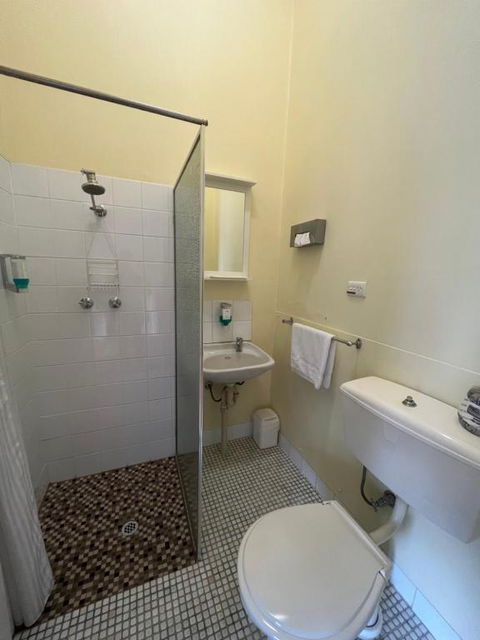 Princes Lodge Motel - Sunshine Coast Guide 3