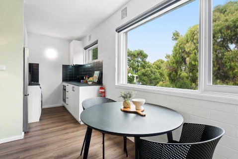 Pristine 1-Bed Unit Moments From Royal Park - Sunshine Coast Guide 1