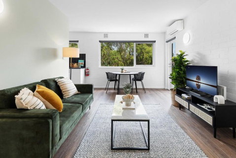 Pristine 1-Bed Unit Moments From Royal Park - Sunshine Coast Guide 0