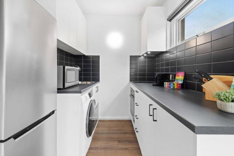 Pristine 1-Bed Unit Moments From Royal Park - Sunshine Coast Guide 2