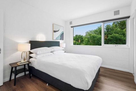 Pristine 1-Bed Unit Moments From Royal Park - Sunshine Coast Guide 3