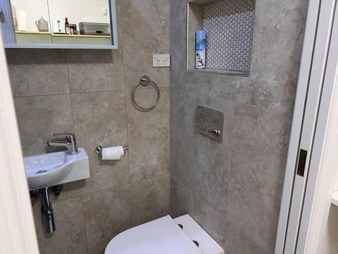 Private 1 Bedroom Apartment Near Beach And Shops - Sunshine Coast Guide 2