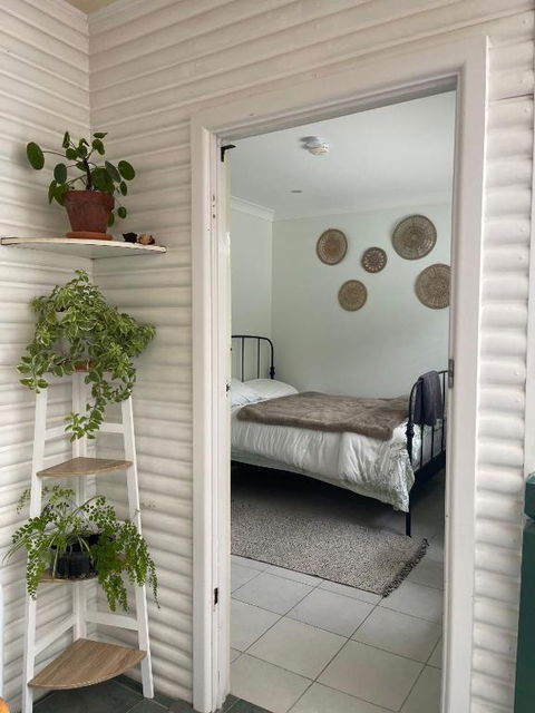 Private Bath Garden View Guest Room Pet Friendly - Sunshine Coast Guide 2