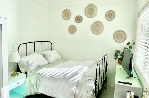 Private Bath Garden View Guest Room Pet Friendly - Sunshine Coast Guide 3