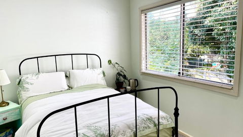 Private Bath Garden View Guest Room Pet Friendly - Sunshine Coast Guide 0