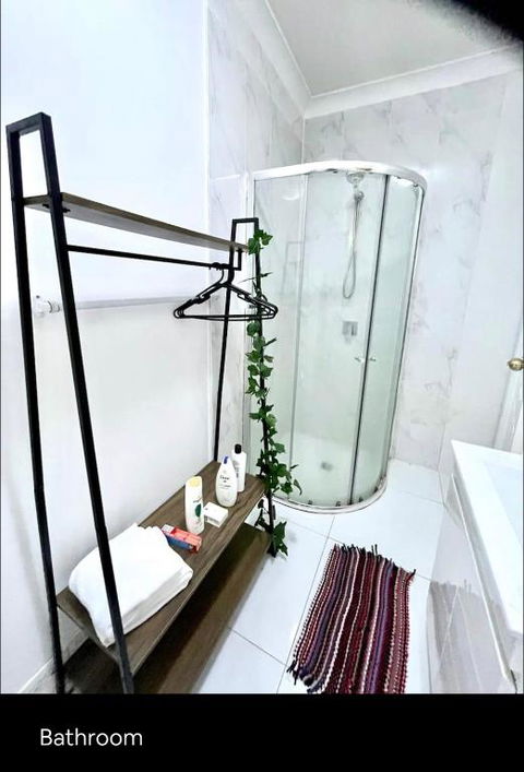 Private Entry Studio Room With Bathroom And Kitchen - Sunshine Coast Guide 1