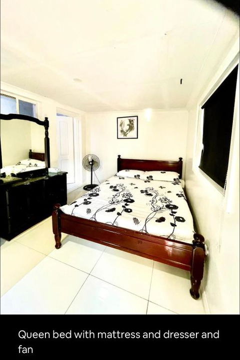 Private Entry Studio Room With Bathroom And Kitchen - Sunshine Coast Guide 0