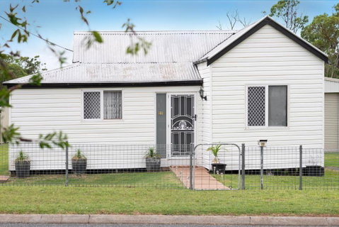 Quaint 2 Bedroom Fully Furnished Cottage - Sunshine Coast Guide 0