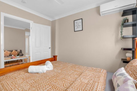Quaint 2 Bedroom Fully Furnished Cottage - Sunshine Coast Guide 2