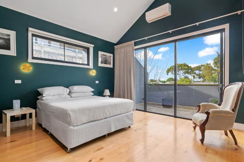 Quaint 4-Bed With Backyard 5-Min To The Beach - Sunshine Coast Guide 1