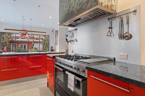 Quaint 4-Bed With Backyard 5-Min To The Beach - Sunshine Coast Guide 2