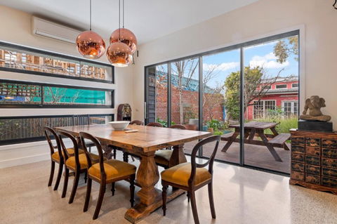 Quaint 4-Bed With Backyard 5-Min To The Beach - Sunshine Coast Guide 3