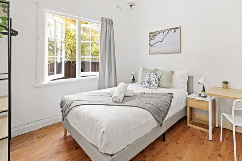 Quaint Double Room - Seconds To Shops & Eateries - Shared Bathroom - Sunshine Coast Guide 0