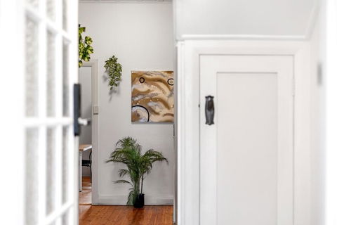 Quaint Double Room - Seconds To Shops & Eateries - Shared Bathroom - Sunshine Coast Guide 3