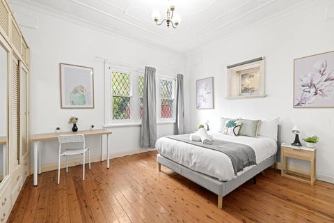 Quaint Double Room - Seconds To Shops & Eateries - Shared Bathroom - Sunshine Coast Guide 1