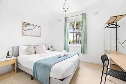 Quaint Double Room - Seconds To Shops & Eateries - Shared Bathroom - Sunshine Coast Guide 2