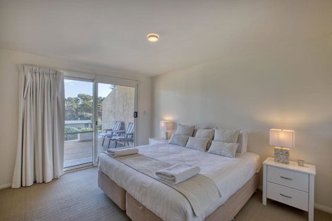 Quarterdeck Apartment - Sunshine Coast Guide 2