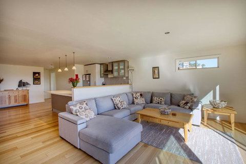 Quarterdeck Apartment - Sunshine Coast Guide 1