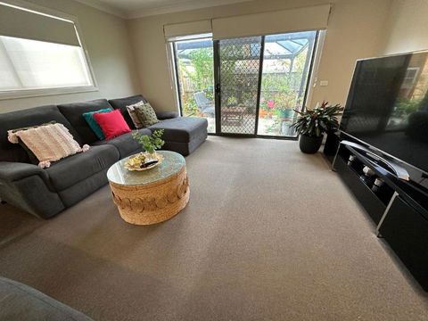 Quiet Comfort For Relaxing Stays - Sunshine Coast Guide 1