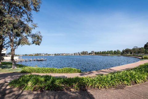 Quite&beautiful 4br2ba House By Sanctuary Lake - Sunshine Coast Guide 0