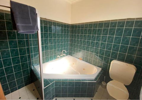 Railway Hotel Motel Peterborough - Sunshine Coast Guide 2