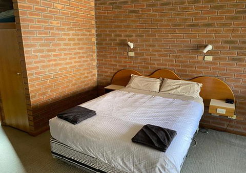 Railway Hotel Motel Peterborough - Sunshine Coast Guide 3
