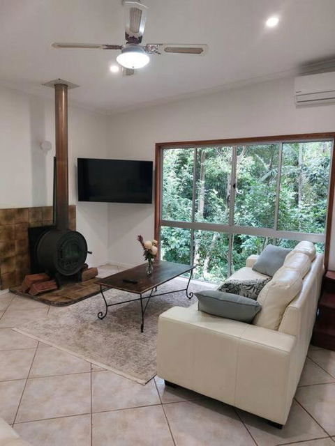 Rainforest Retreat-Fireplace-BBQ-3 Acres- - Sunshine Coast Guide 1