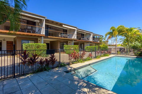 Rainbow Surf 5 - Sunshine Coast Guide 0