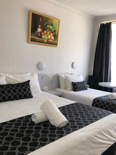 Queanbeyan Motel - Sunshine Coast Guide 3