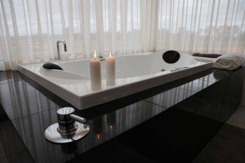 Aurora Cottages Bush Retreat - Sunshine Coast Guide 0
