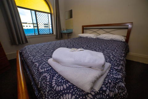 Australian Hotel - Sunshine Coast Guide 1