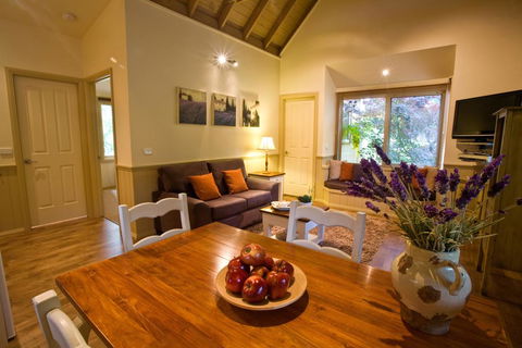 Autumn Abode Cottages - Sunshine Coast Guide 0