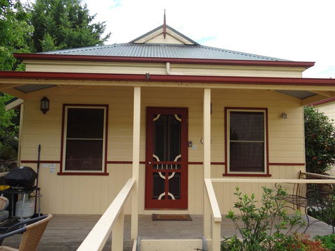 Autumn Affair Cottage 5 - Sunshine Coast Guide 0