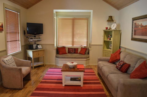 Autumn Affair Cottage 5 - Sunshine Coast Guide 3