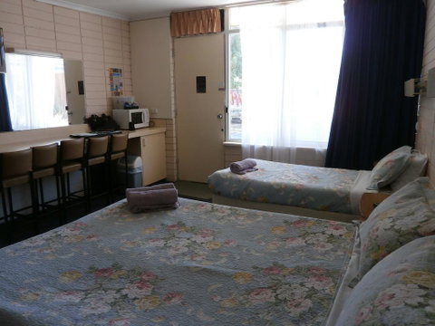 Avenue Motel - Sunshine Coast Guide 3