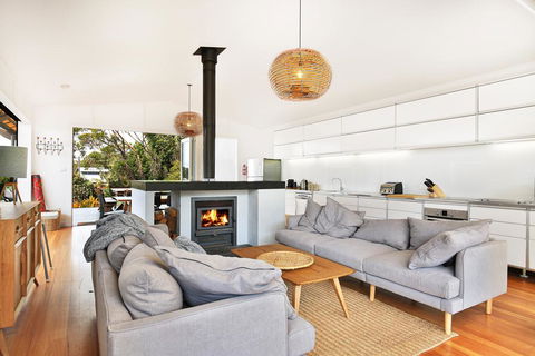 Ayana Beach House - Pet Friendly - Opposite Beach - Sunshine Coast Guide 1