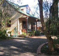 Ballarat cottages incorporating yarrowee cottage and Admirals cottage - Sunshine Coast Guide