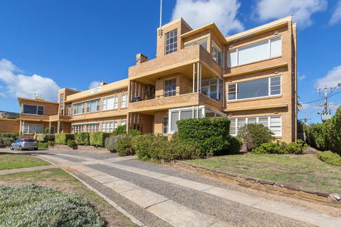BEACH BELLE - MORNINGTON - Sunshine Coast Guide 2