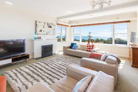 BEACH BELLE - MORNINGTON - Sunshine Coast Guide 0