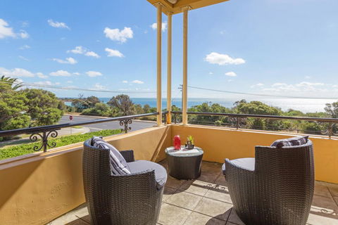 BEACH BELLE - MORNINGTON - Sunshine Coast Guide 1