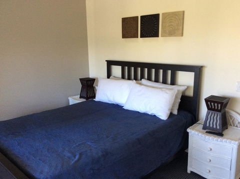 Beach Breakers Resort - Sunshine Coast Guide 2