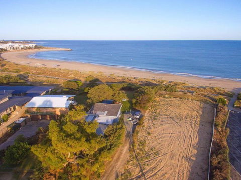Beach Cottage In The Heart Of Mandurah - Sunshine Coast Guide 0