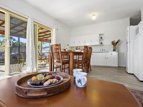 Beach Escape @ Currarong - Basic Family Accommodation - Sunshine Coast Guide 2